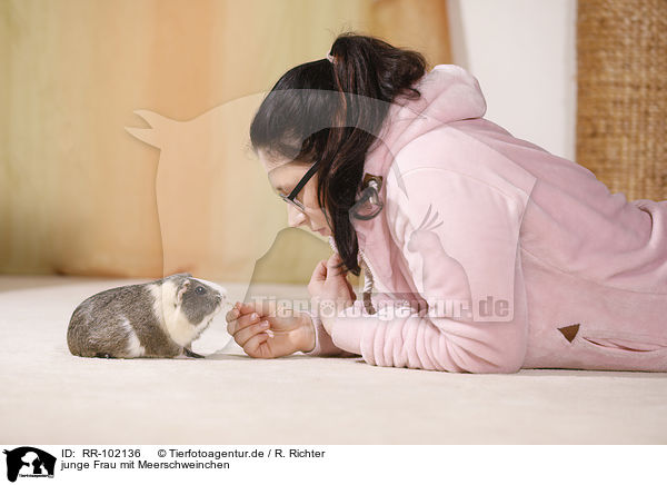 junge Frau mit Meerschweinchen / young woman with guinea pig / RR-102136