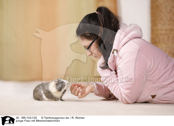 junge Frau mit Meerschweinchen / young woman with guinea pig / RR-102139