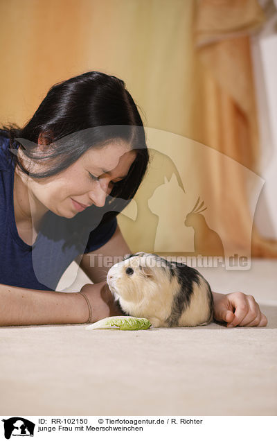 junge Frau mit Meerschweinchen / young woman with guinea pig / RR-102150