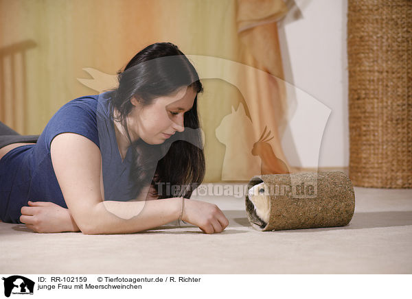 junge Frau mit Meerschweinchen / young woman with guinea pig / RR-102159