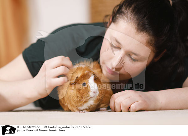 junge Frau mit Meerschweinchen / young woman with guinea pig / RR-102177