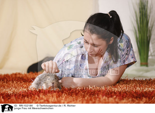 junge Frau mit Meerschweinchen / young woman with guinea pig / RR-102186
