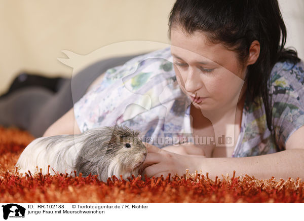 junge Frau mit Meerschweinchen / young woman with guinea pig / RR-102188