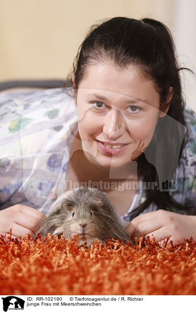 junge Frau mit Meerschweinchen / young woman with guinea pig / RR-102190