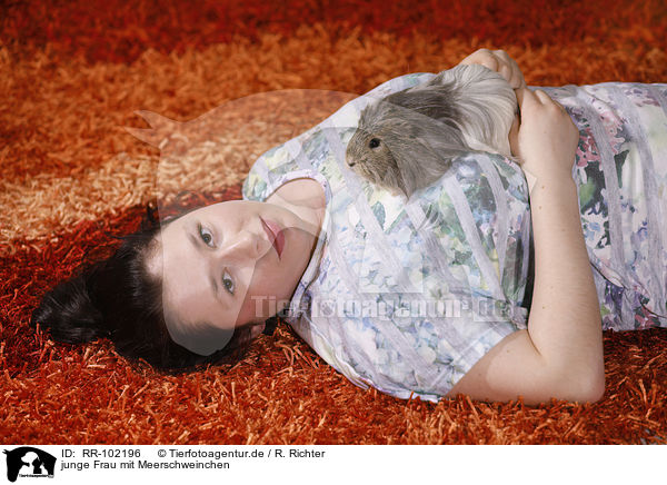 junge Frau mit Meerschweinchen / young woman with guinea pig / RR-102196