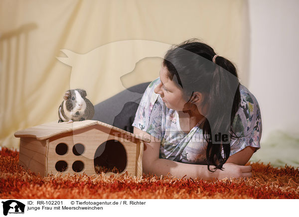 junge Frau mit Meerschweinchen / young woman with guinea pig / RR-102201