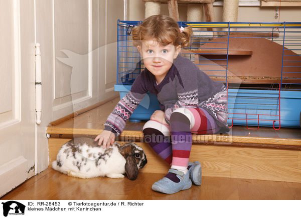 kleines Mdchen mit Kaninchen / girl with bunny / RR-28453
