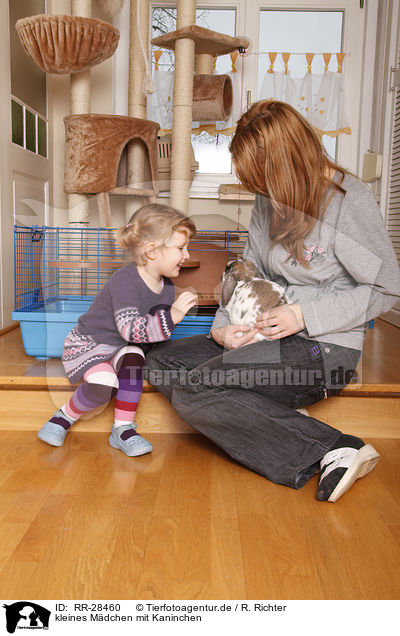 kleines Mdchen mit Kaninchen / girl with bunny / RR-28460