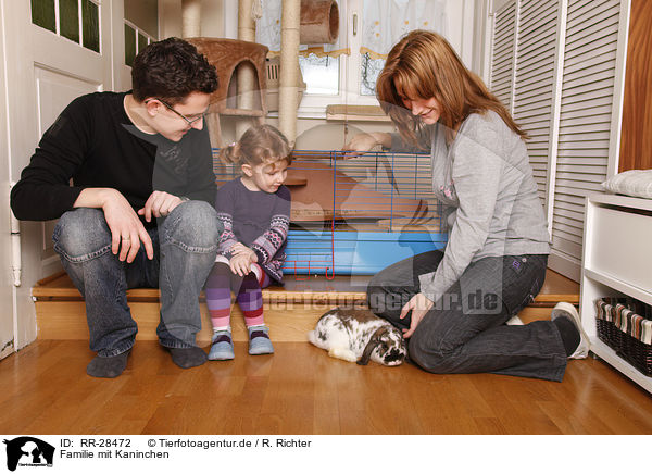 Familie mit Kaninchen / family with bunny / RR-28472