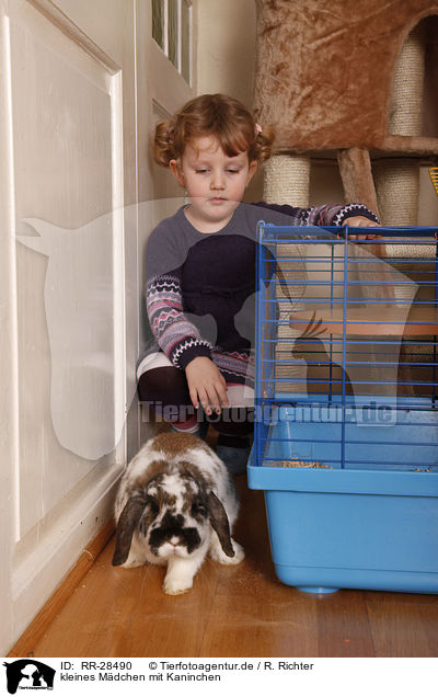 kleines Mdchen mit Kaninchen / girl with bunny / RR-28490