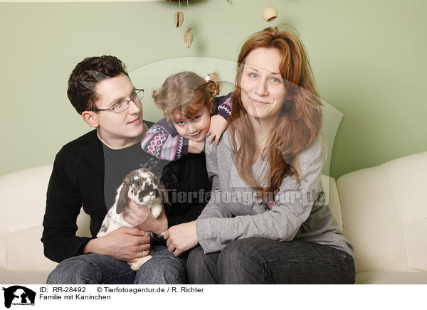 Familie mit Kaninchen / family with bunny / RR-28492