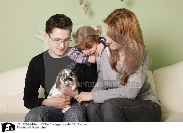Familie mit Kaninchen / family with bunny / RR-28494