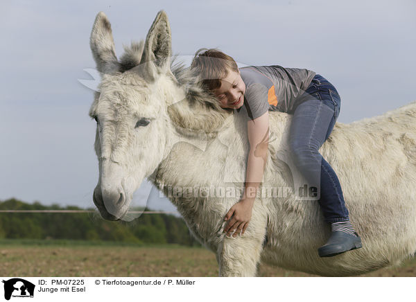 Junge mit Esel / boy with Donkey / PM-07225