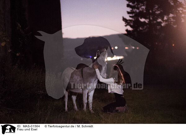 Frau und Esel / woman and donkey / MAS-01564