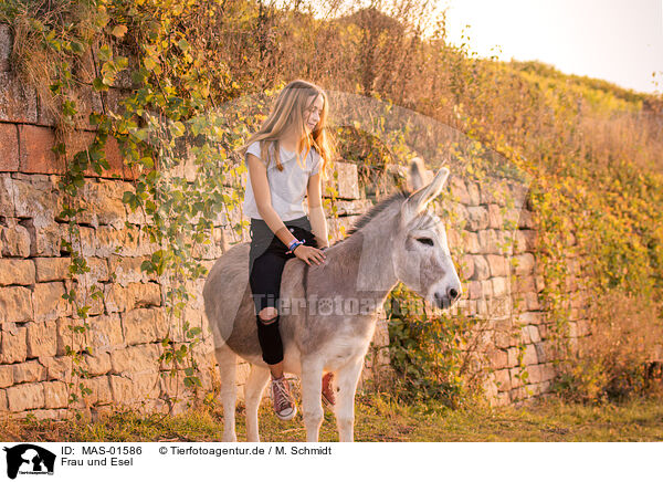 Frau und Esel / woman and donkey / MAS-01586