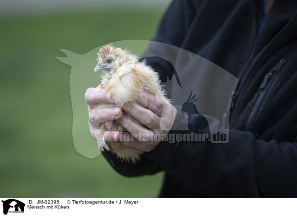 Mensch mit Kken / human with Chicken / JM-02395