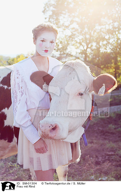 Frau mit Rind / woman with cattle / SM-01304