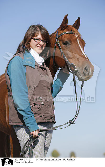 Frau mit Araber / woman with arabian horse / RR-57197