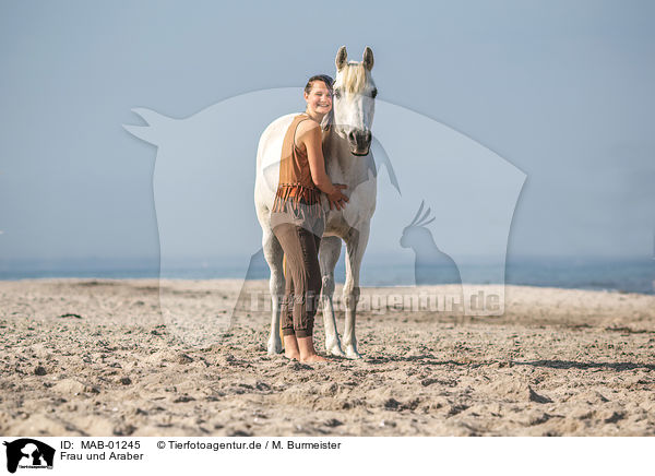 Frau und Araber / woman and arabian horse / MAB-01245
