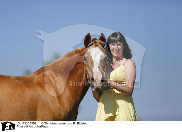 Frau mit Arabohaflinger / RR-55558