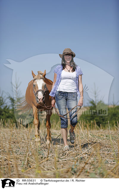 Frau mit Arabohaflinger / woman with horse / RR-55631