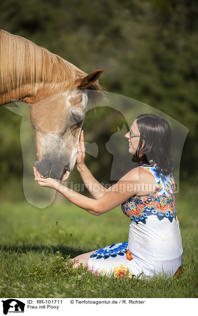 Frau mit Pony / RR-101711