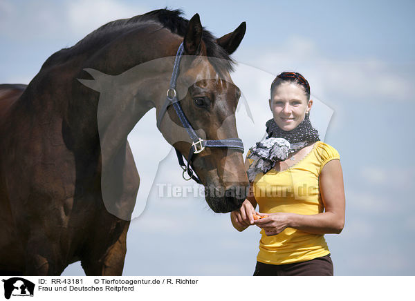 Frau und Deutsches Reitpferd / woman and warmblood / RR-43181