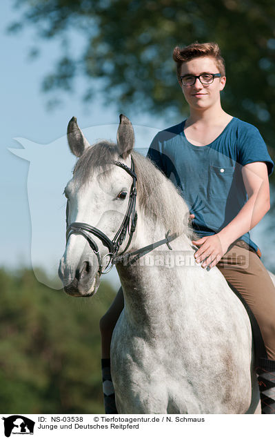 Junge und Deutsches Reitpferd / boy and warmblood / NS-03538