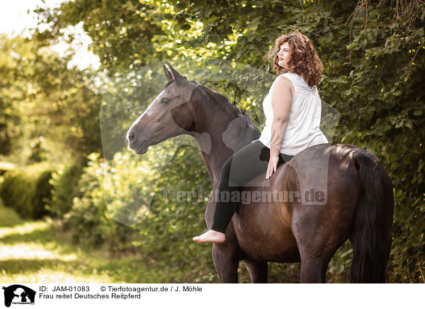 Frau reitet Deutsches Reitpferd / woman rides German Riding Horse / JAM-01083