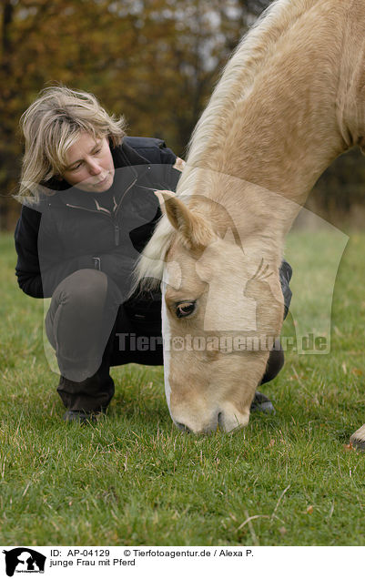 junge Frau mit Pferd / AP-04129