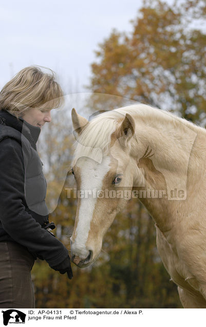 junge Frau mit Pferd / AP-04131