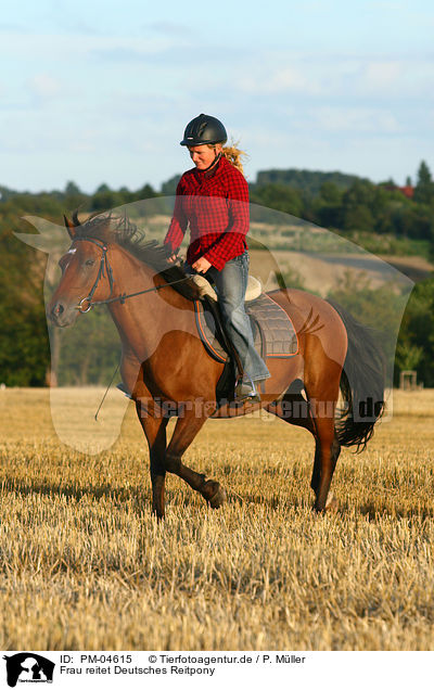 Frau reitet Deutsches Reitpony / woman rides Pony / PM-04615