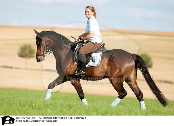 Frau reitet Deutsches Reitpony / woman rides Pony / NS-03130