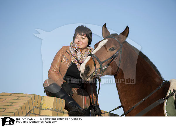 Frau und Deutsches Reitpony / woman and pony / AP-10279
