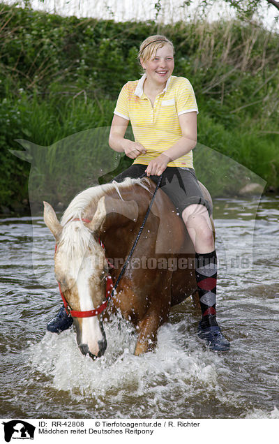 Mdchen reitet Deutsches Reitpony / girl rides pony / RR-42808