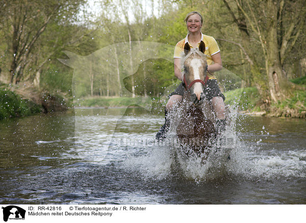 Mdchen reitet Deutsches Reitpony / girl rides pony / RR-42816