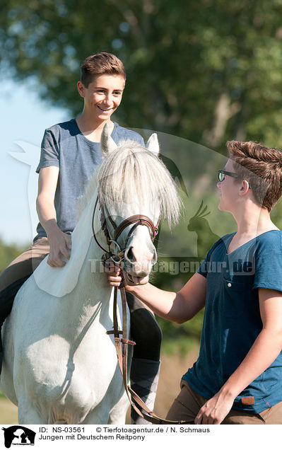 Jungen mit Deutschem Reitpony / boys with pony / NS-03561