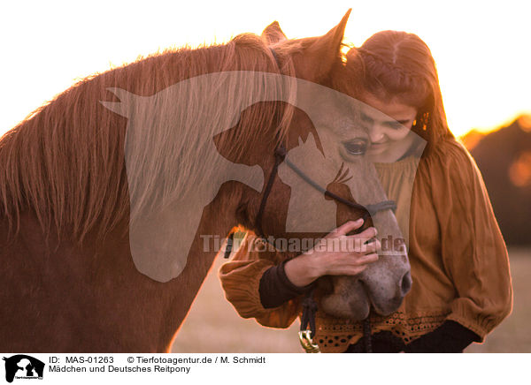 Mdchen und Deutsches Reitpony / girl and German Riding Pony / MAS-01263