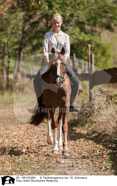 Frau reitet Deutsches Reitpony / woman rides German Riding Pony / NS-05489