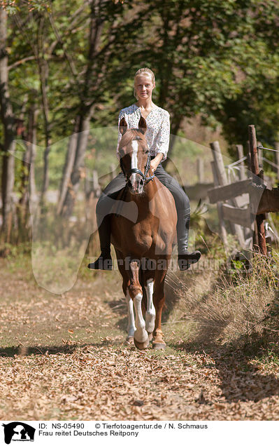 Frau reitet Deutsches Reitpony / woman rides German Riding Pony / NS-05490