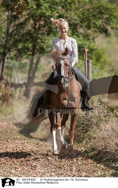 Frau reitet Deutsches Reitpony / woman rides German Riding Pony / NS-05492