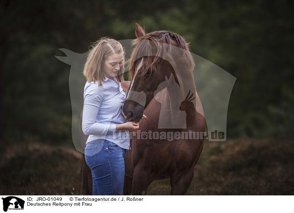 Deutsches Reitpony mit Frau / JRO-01049