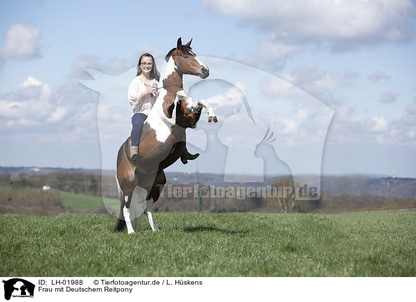 Frau mit Deutschem Reitpony / woman with German Riding Pony / LH-01988