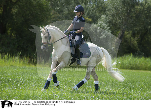 Mdchen reitet Deutsches Reitpony / NS-06117