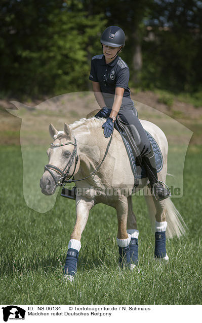 Mdchen reitet Deutsches Reitpony / girl rides German Riding Pony / NS-06134