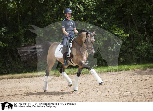 Mdchen reitet Deutsches Reitpony / girl rides German Riding Pony / NS-06174