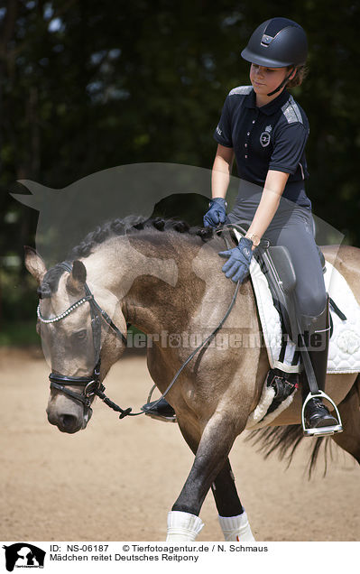 Mdchen reitet Deutsches Reitpony / girl rides German Riding Pony / NS-06187