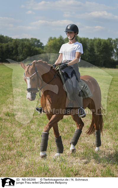 junge Frau reitet Deutsches Reitpony / young woman rides German Riding Pony / NS-06266