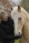 junge Frau mit Pferd