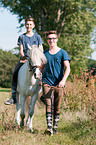 Jungen mit Deutschem Reitpony